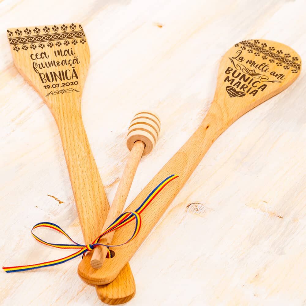 cadouri personalizate linguri de lemn gravate