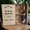 set-cutie-cu-sticla-si-pahare-aniversare-casatorie-primii-x-ani-sa-traim-fericiti. interior